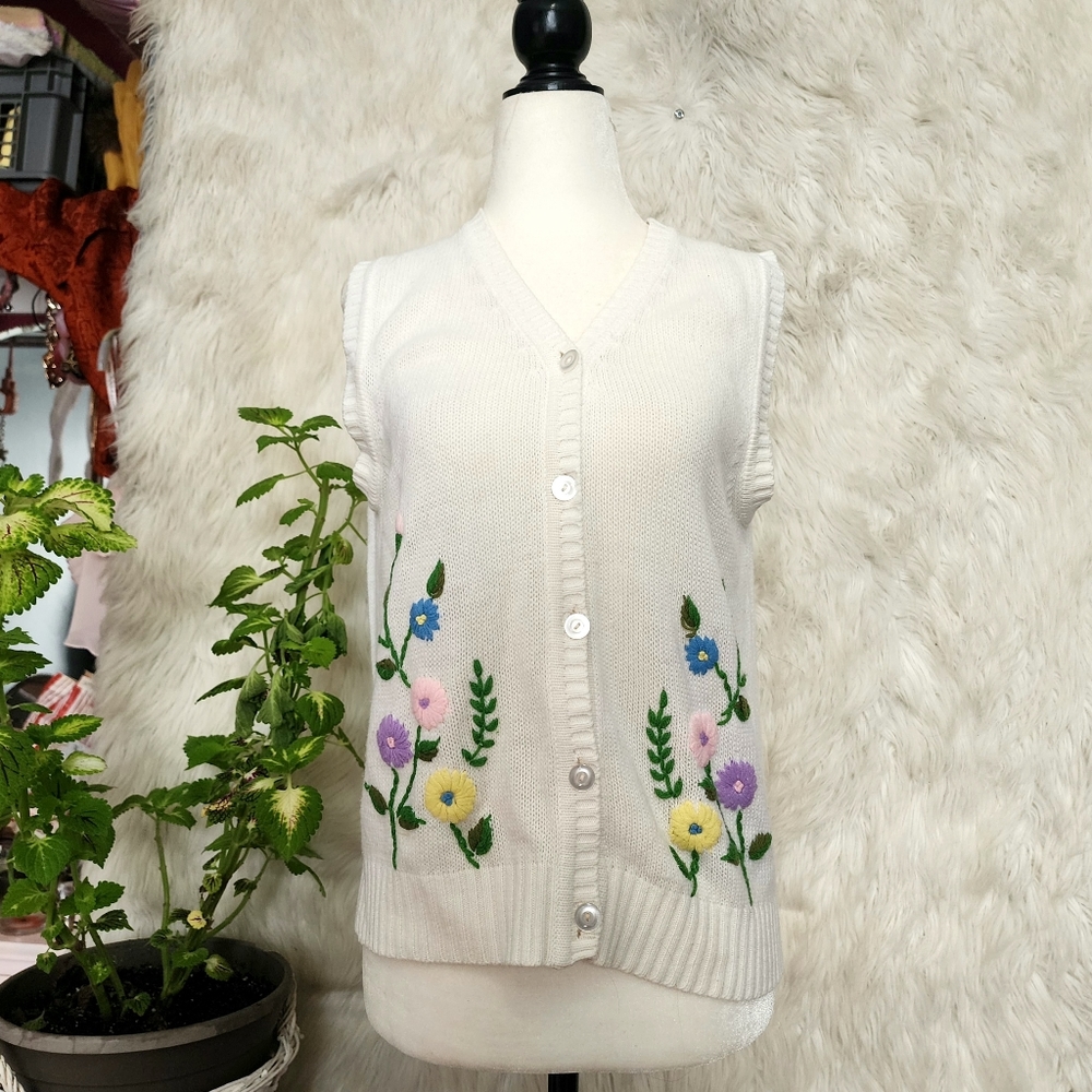 1970s white vest with embroidered flowers